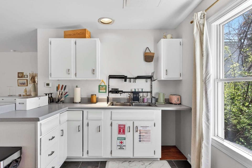 Kitchen: A cozy kitchen perfect for home-cooked meals and quiet mornings.