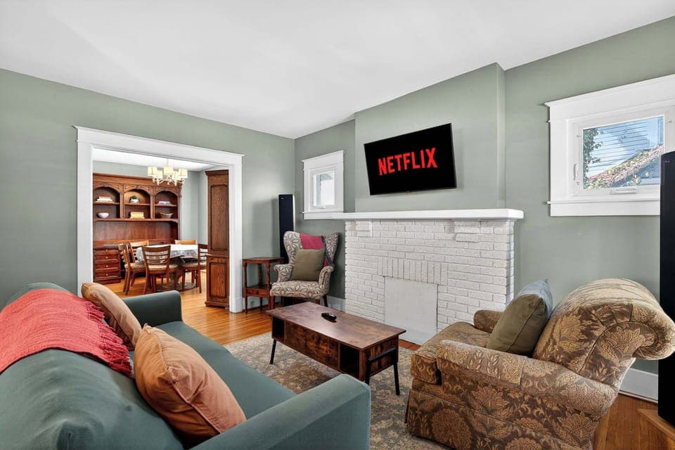 Living room: Light-filled living room with calm, relaxing energy for a comfortable stay!