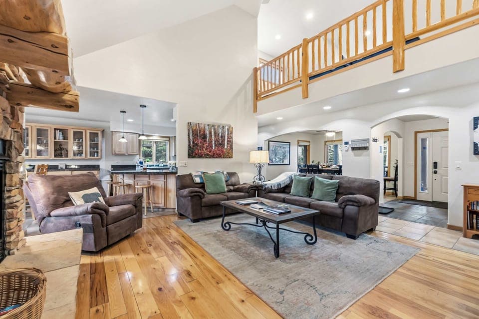 Living room: 55" Smart TV, gas fireplace, mountain views 