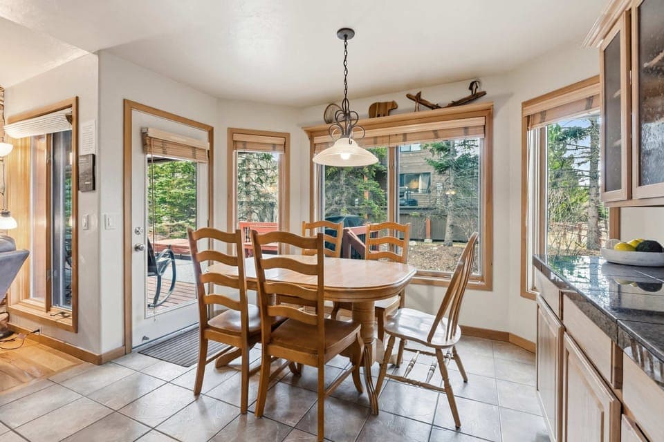 Dining nook: Seating for 6 in kitchen area