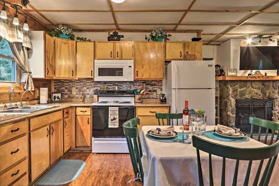Cabin kitchen and dining space with cozy mountain feel