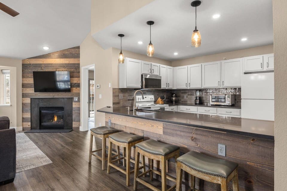 Kitchen & Bar