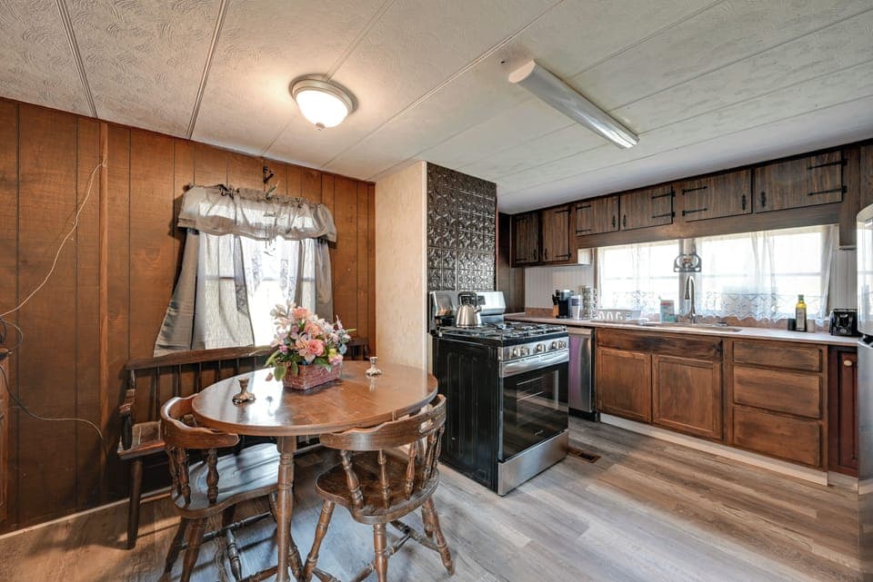 Kitchen & Dining Area