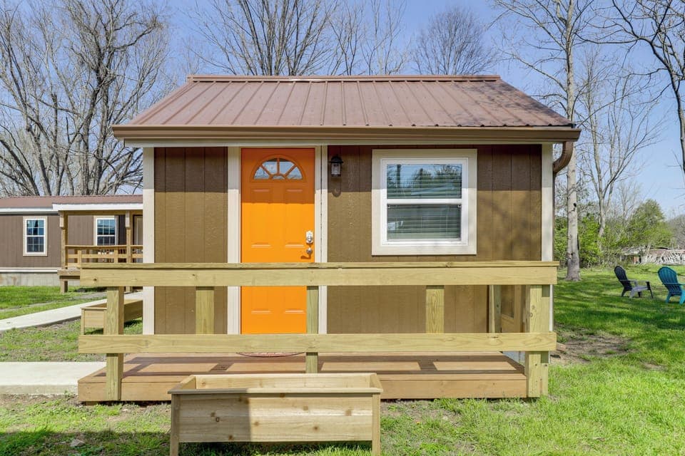 Cabin Exterior | Shared Parking Lot (1 Vehicle)