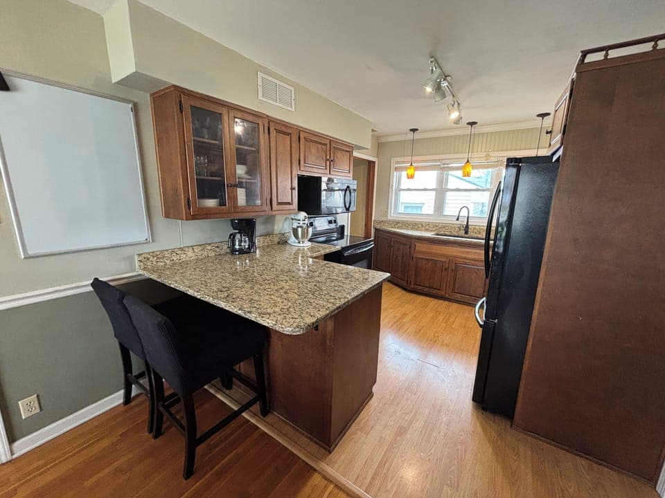 Full appliance kitchen - fridge, dishwasher, stove/oven, toaster, coffee maker +
