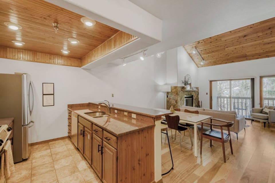 Full size kitchen W/table & bar seating. Seats 10. Fully equipped kitchen.
