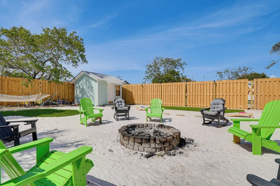 Fenced Backyard | Outdoor Showers | Putting Greens | Yard Games