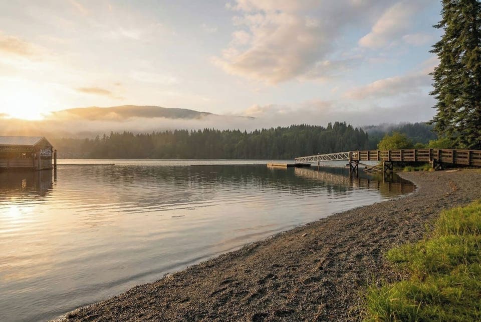 Walk out your door to enjoy the private beach & marina just down the road. There is a boat rental shop nearby for paddle boards & other beach essentials.