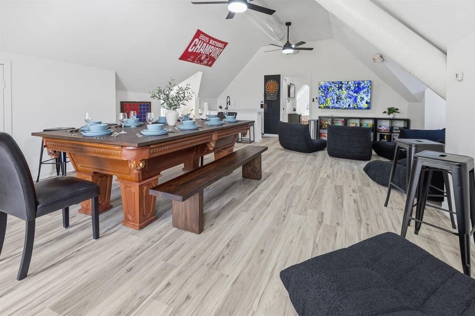Entertainment area with dining/pool table