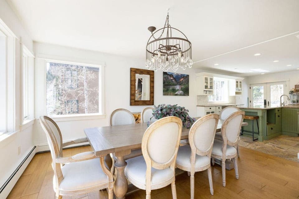 Open Concept Living Area with Dining for up to 6