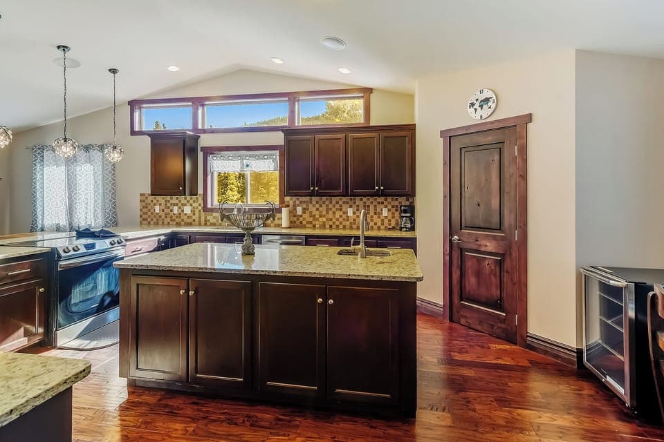 Enormous, Fully-equipped Gourmet Kitchen