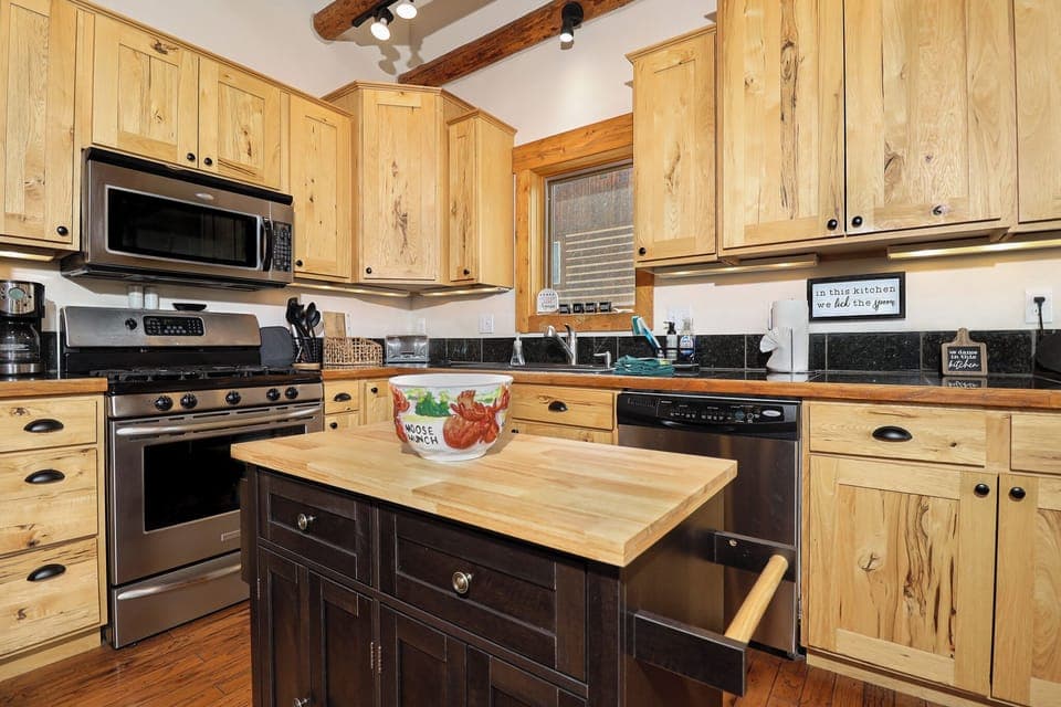 Full Kitchen w/ Gas Range & Island