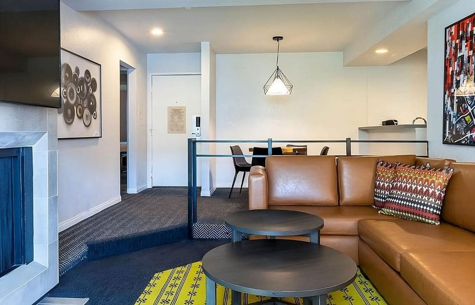 Stretch out on leather seating and enjoy a calm evening.