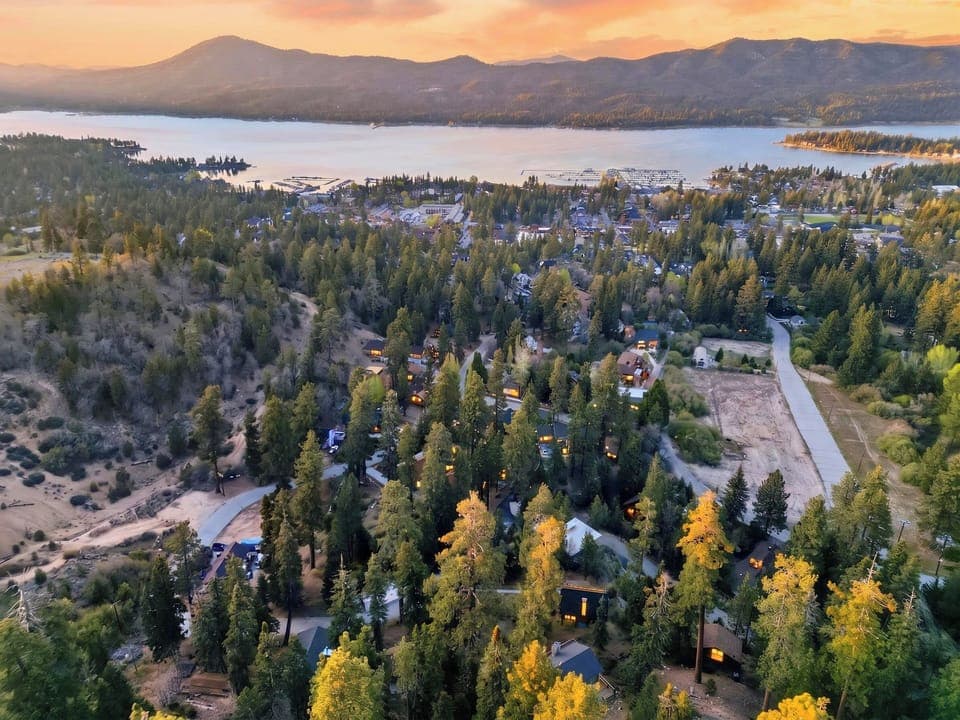 Experience the beauty of the high country in this premier lakeside community.