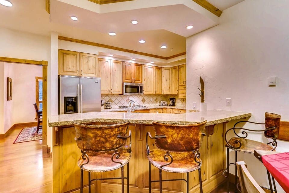Kitchen, Bartop Seats Three