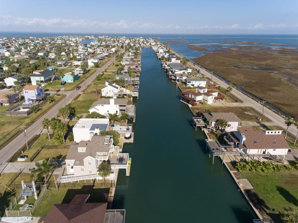 On one of the widest canals in Jamaica Beach w/ views of the bay, beach and park