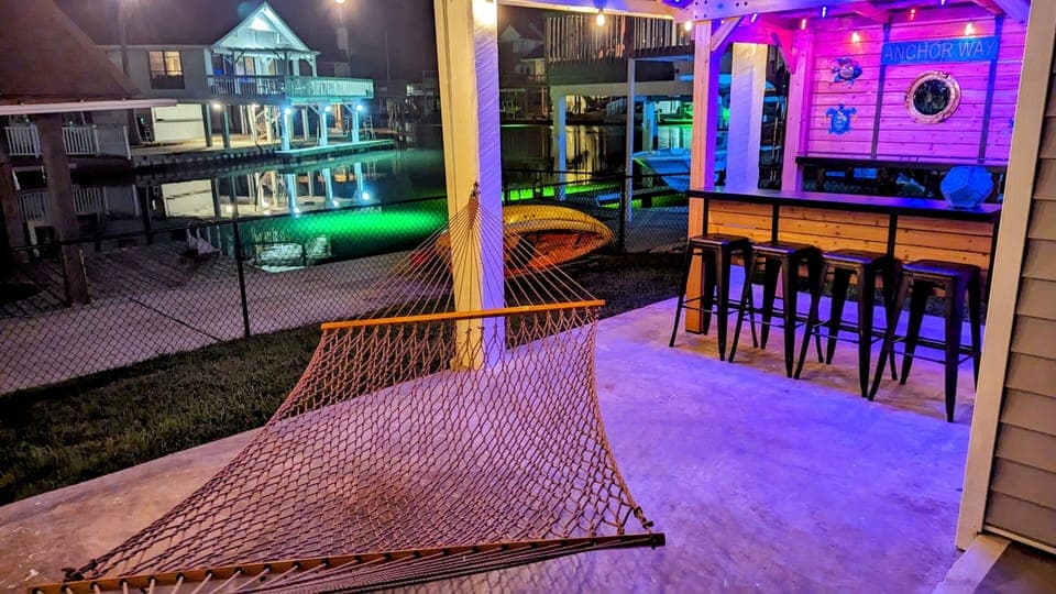 Luxury waterfront home! Fishing light, bikes, kayaks, tiki bar, fire pit & more!