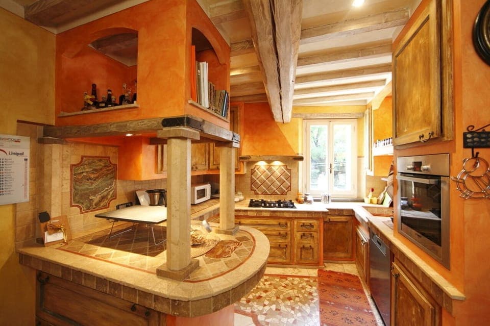 Built-in kitchen with travertine