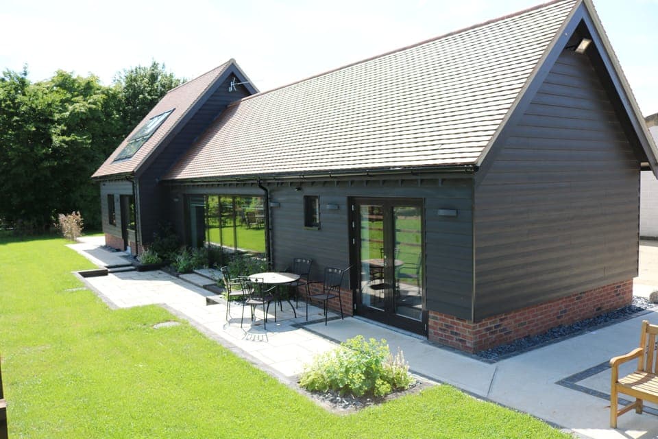 The Bull Pen: easy parking, tranquil meadowland view and good WiFi (70mb/s)