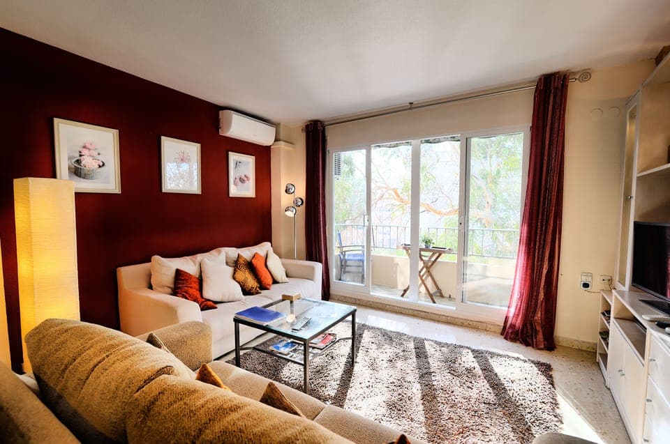 Bright 24m2 comfortable south facing living/dining area & south facing balcony.