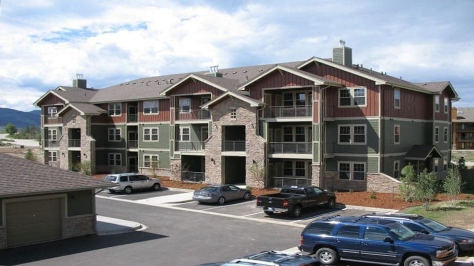 Outside of building, lots of parking