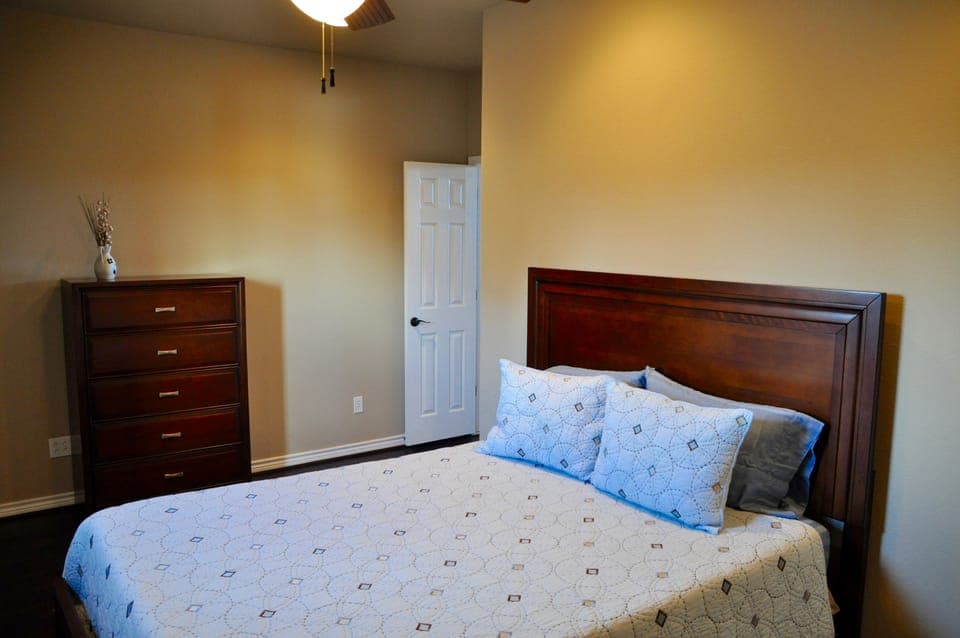 Bedroom 4 - queen bed