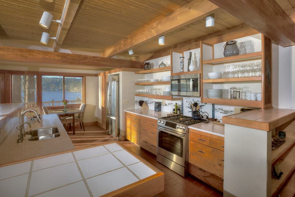 Very spacious and nicely equipped kitchen with Bosch five burner stove.