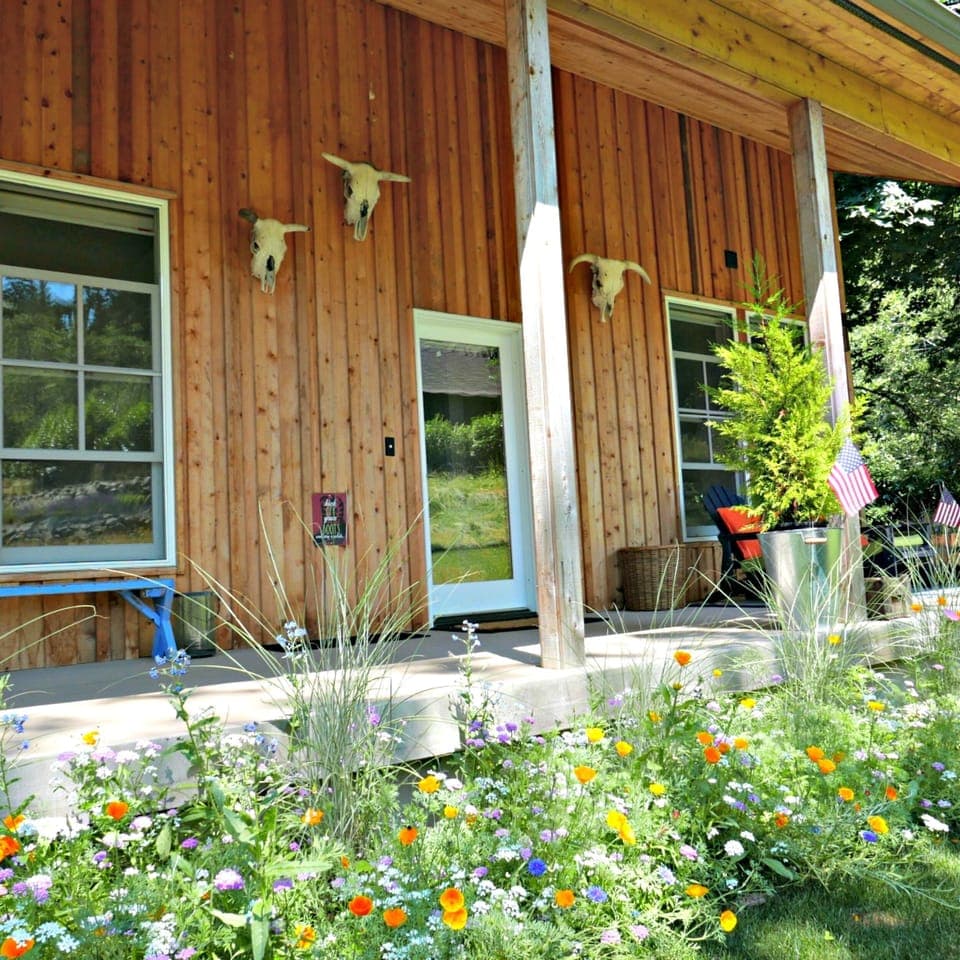 MODERN+LUXURIOUS+Romantic. The Little Farmhouse welcomes you home!