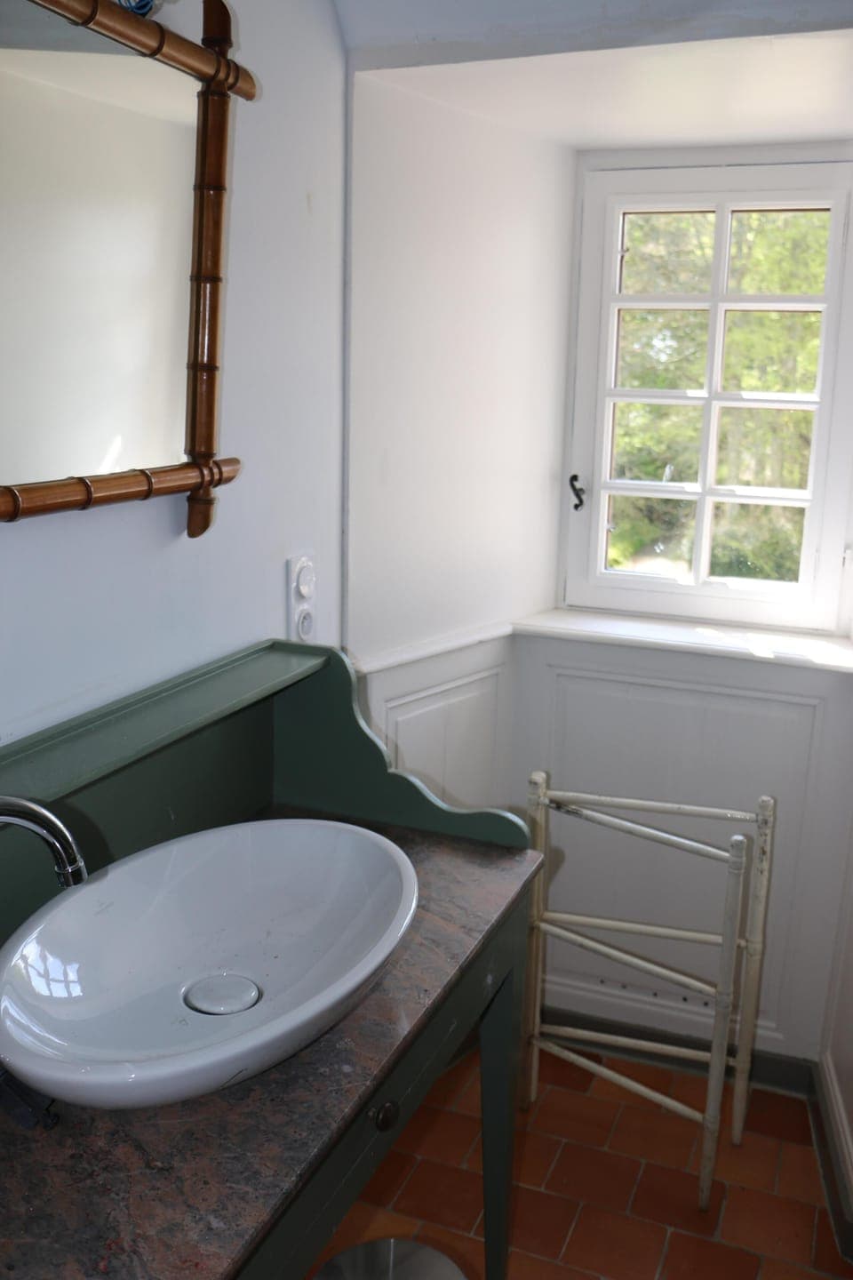 Detail of the bathroom of the orange bedroom