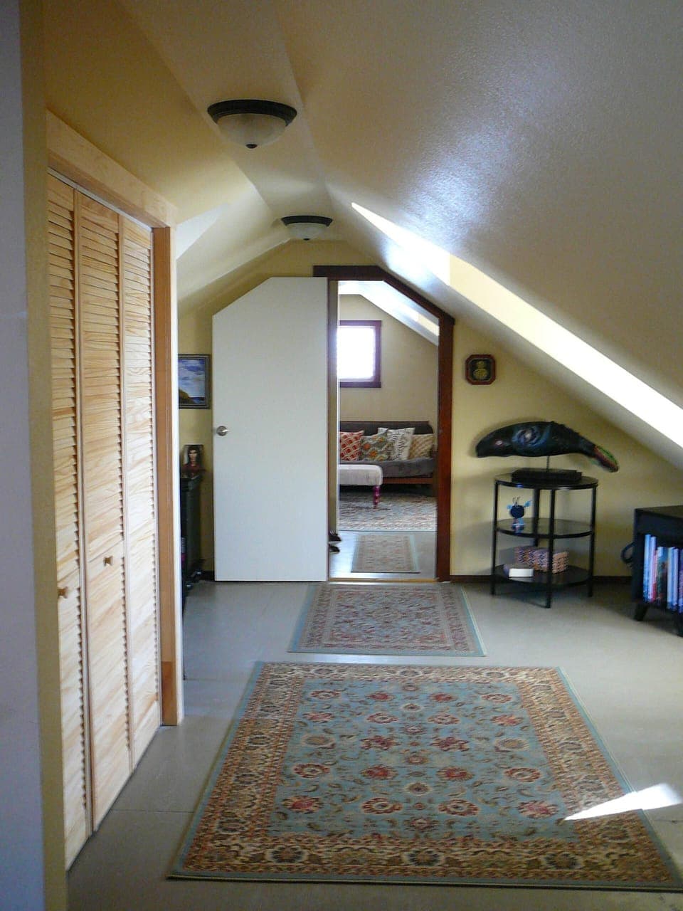 UPSTAIRS LOFT WITH LAUNDRY, 2ND BATHROOM, DESK SPACE, DEN & LIBRARY!
