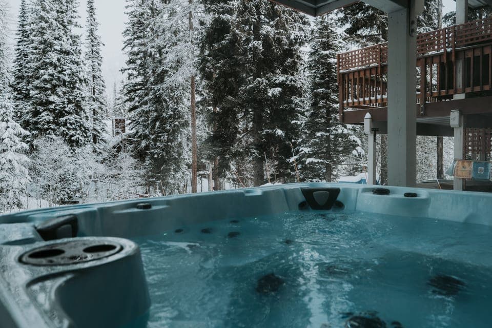 7 person hot tub with 50+ jets & lights!