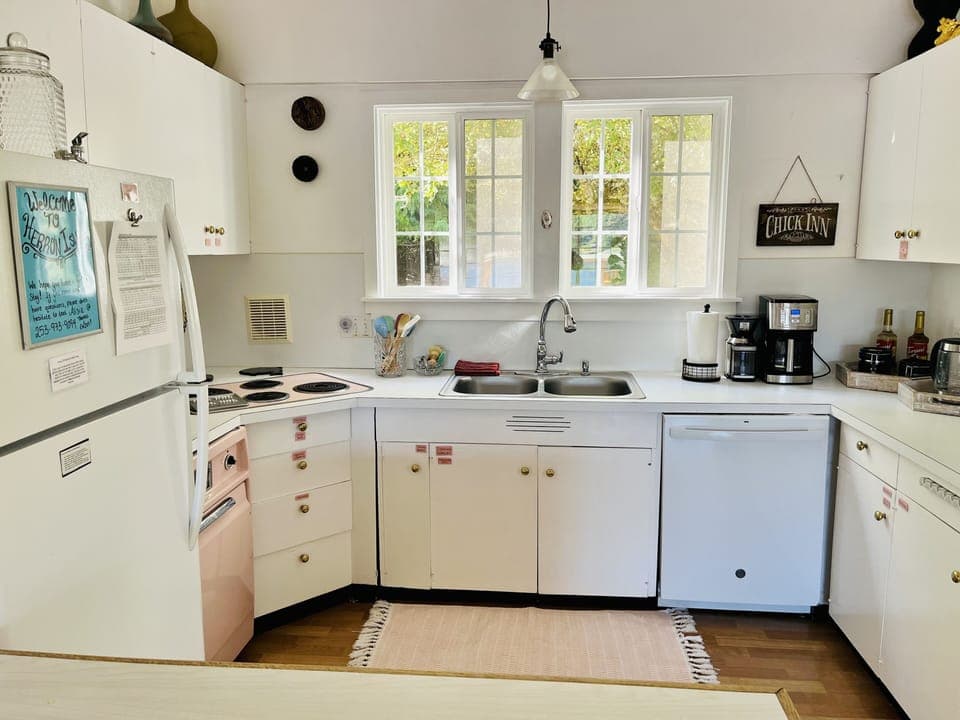 Fully equipped kitchen.