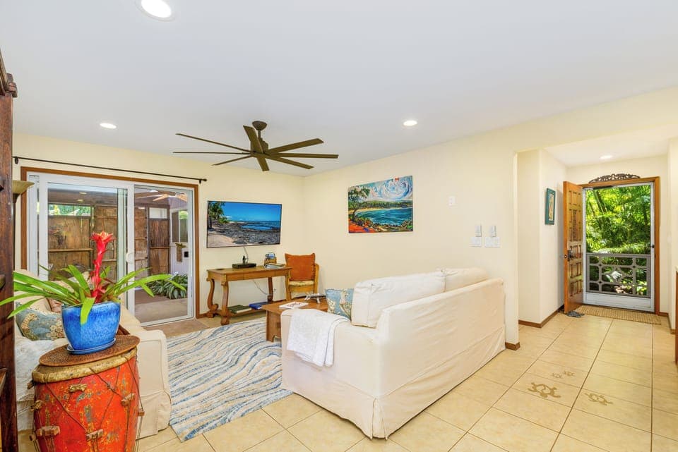 Spacious & light great room, 2 comfortable sofas, great airflow, tropical views