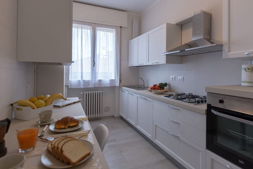 The fully equipped kitchen