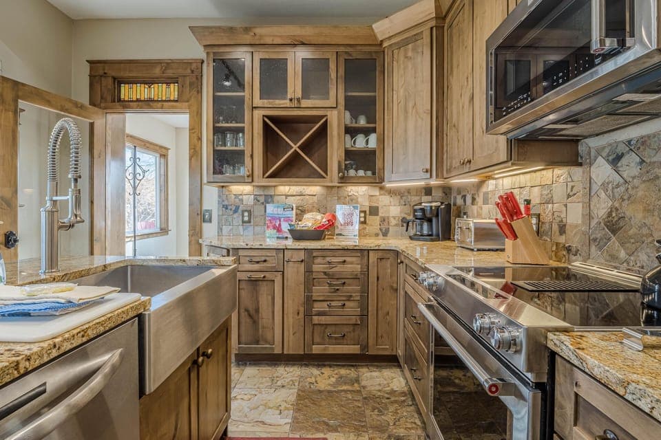 Enjoy a seamless blend of style and functionality in this modern kitchen!