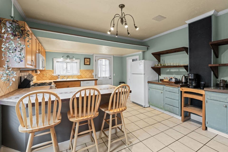 Fully equipped kitchen and coffee/tea station. Games, crafts in cupboards. 