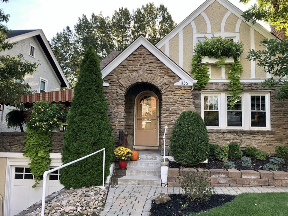 Charming 5 star home in Hyde Park! Front porch, back deck and yard.