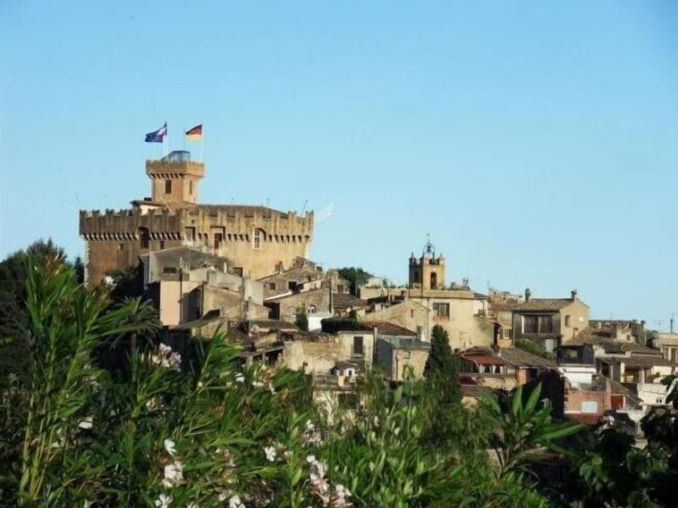 Haut de Cagnes - overlooking the sea 