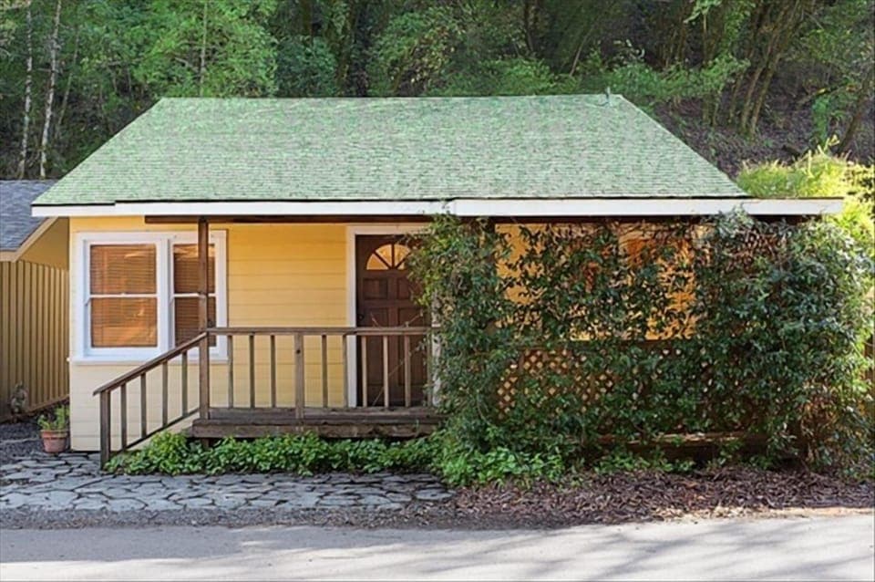 Beautiful cottage on Fitch Mountain.  Star Jasmine covered front porch.