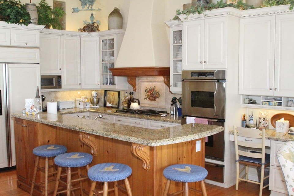 Gourmet Kitchen, double ovens, warming drawer, trash compactor, filtered water