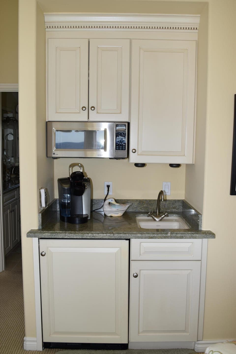 Master Bedroom microwave, refrigerator, ice maker, sink, filtered water