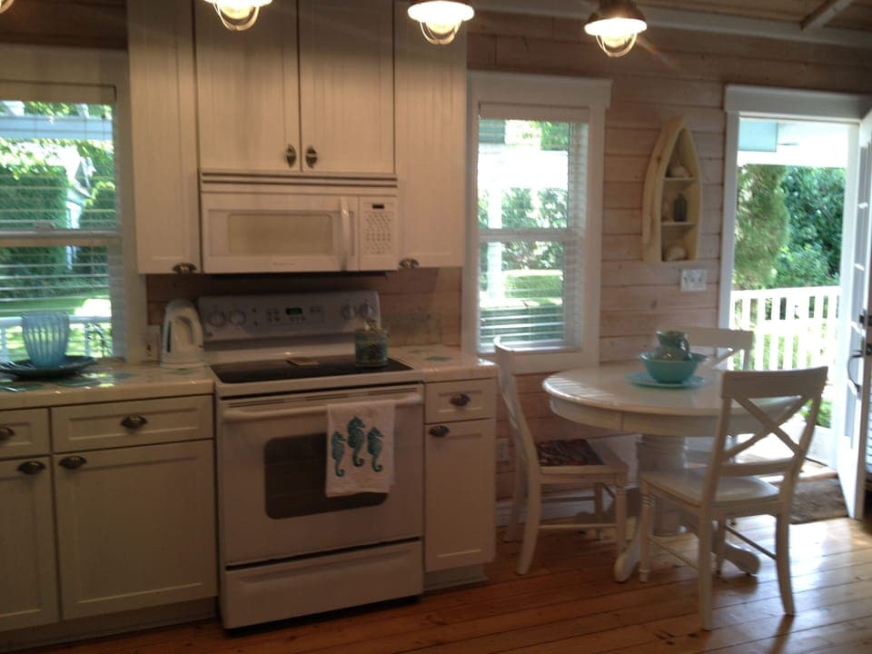 Beautiful Retro cottage kitchen - fully stocked with coastal dishes, etc.
