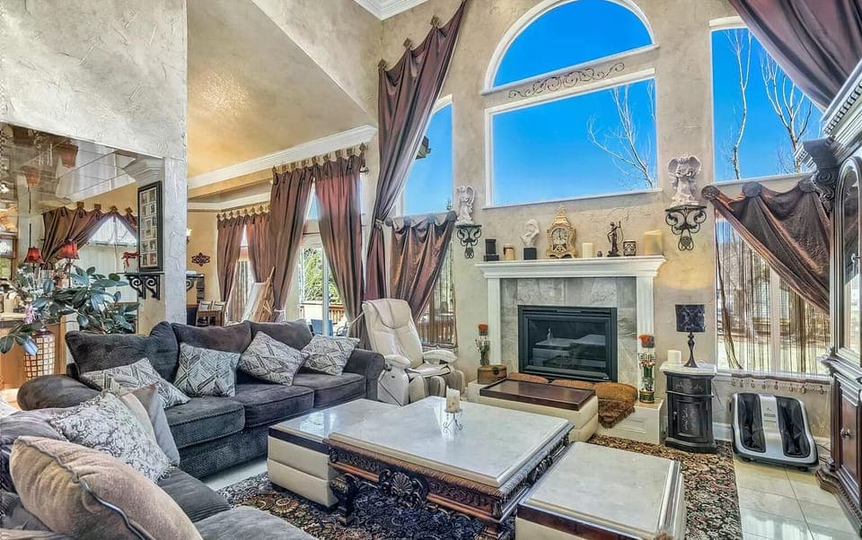 LR. 22 foot ceilings.