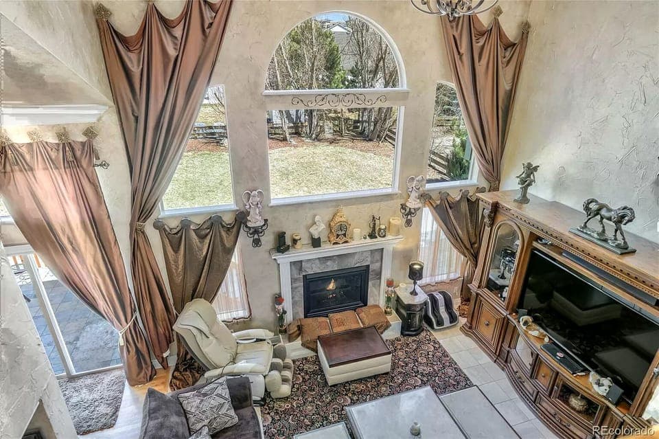 LR. Fire Place, 70in Smart TV w. sound board, DVD, 22' ceilings.