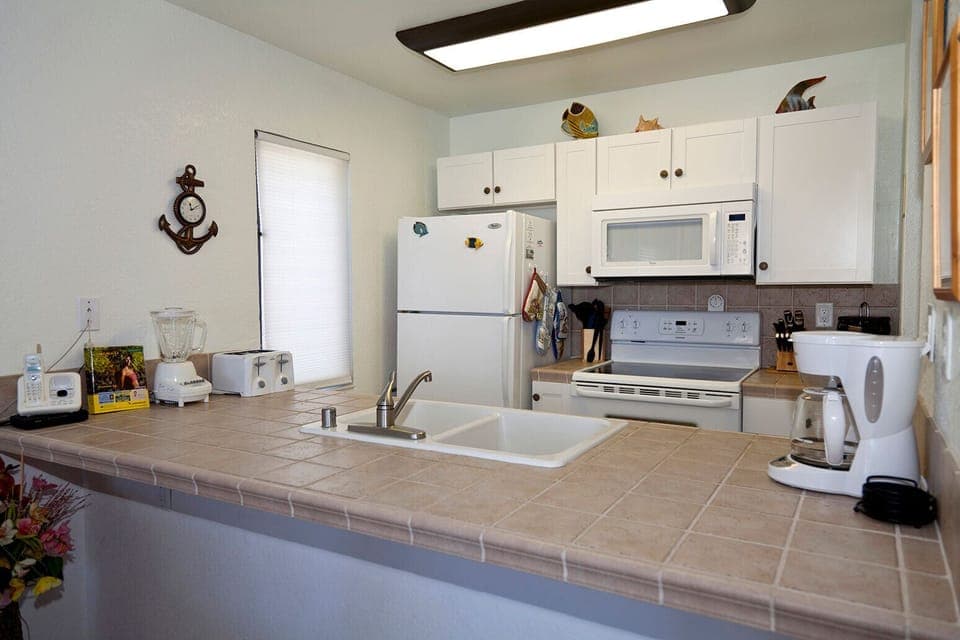 Fully equipped modern kitchen.