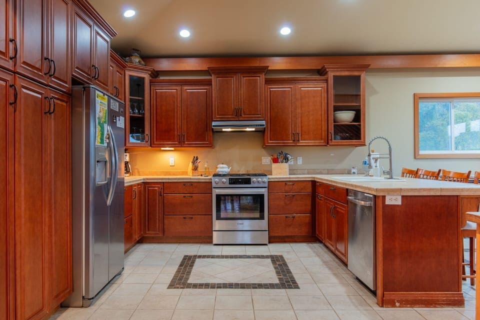 Fully equipped, modern kitchen.
