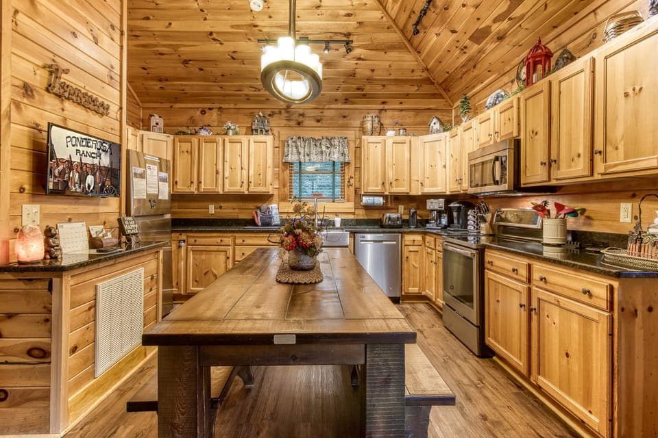 2nd floor Large open kitchen and seating for 10-12 people New appliances /HDTV