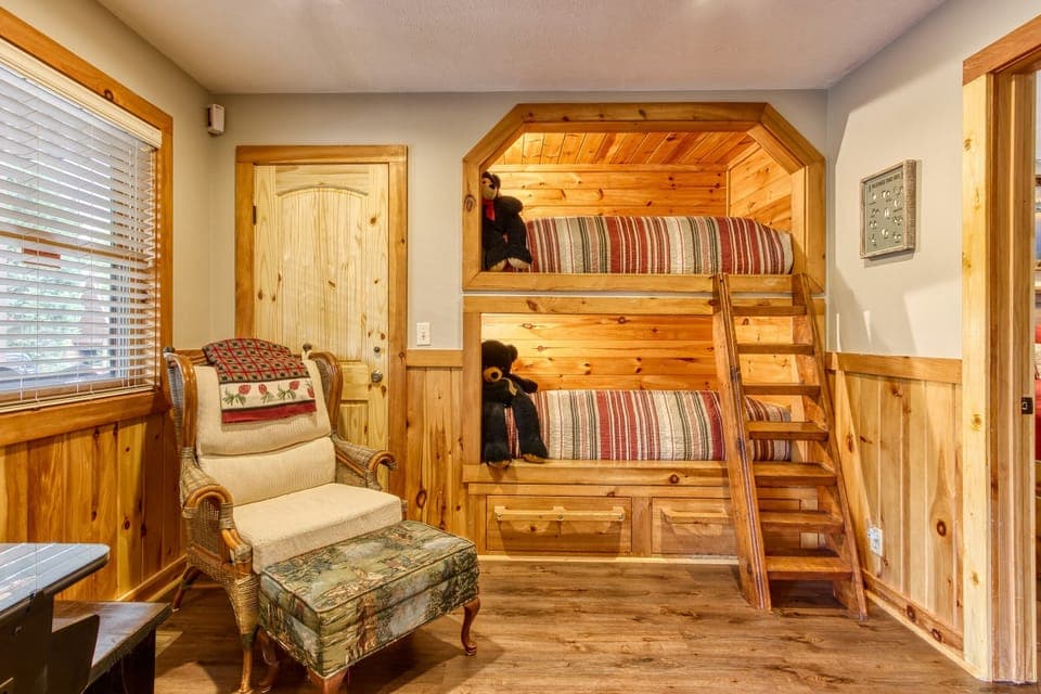 1st FLR Den/Sitting Area with Kid-Friendly Bunk Beds and 60+ Video Arcade games.