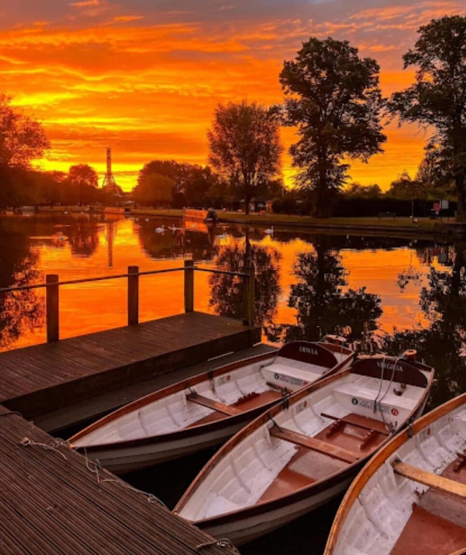 Location of the water ferry by the Dirty Duck to go across the river. 