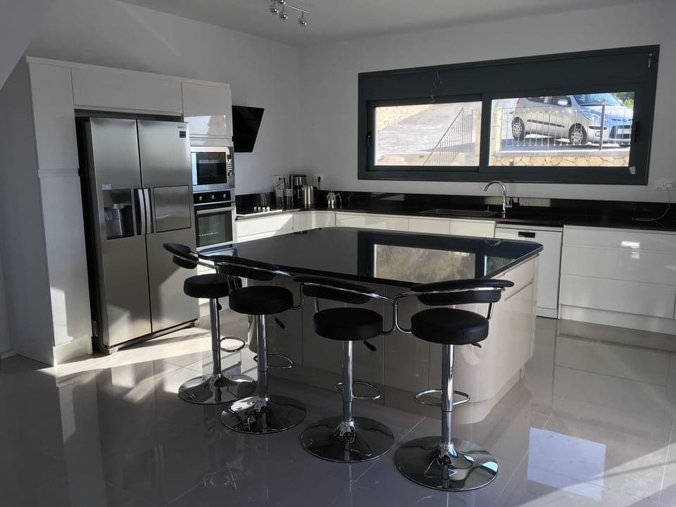 Fully fitted kitchen. 